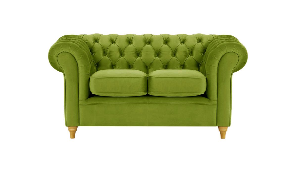 Canapé deux places Chesterfield, olive - Velluto 9, Couleur des pieds: Chêne clair