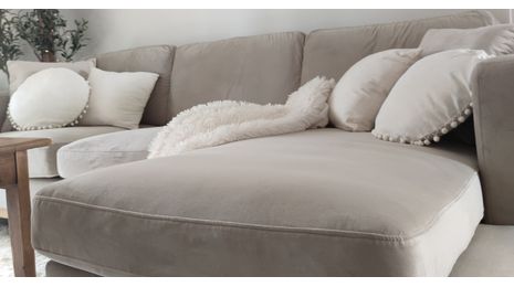 Comment styliser un canapé en velours sans surcharger la pièce