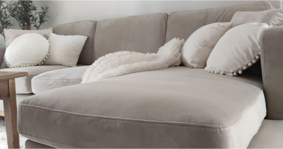 Comment styliser un canapé en velours sans surcharger la pièce