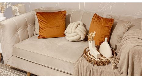 Habillez votre canapé : la tendance du stylisme capsule
