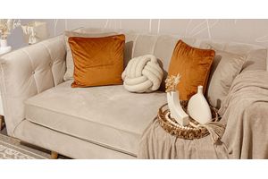 Habillez votre canapé : la tendance du stylisme capsule