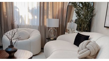 Nouveau style méditerranéen – tons neutres chauds et terracotta dans le salon